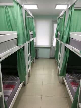 Хостелы Hostel CUBA Минск Спальное место на двухъярусной кровати в общем номере для мужчин и женщин-1